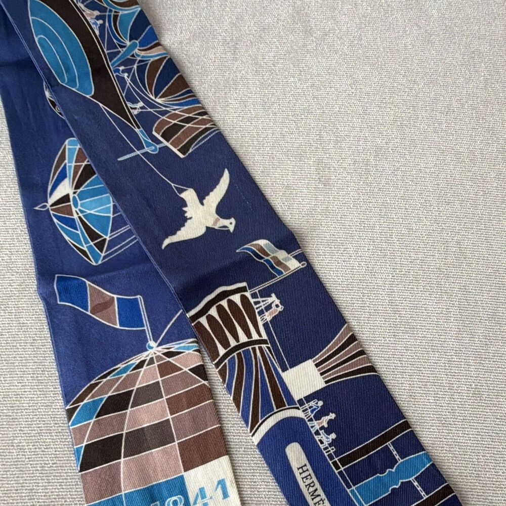 ⁠Hermes Les Folies Du Ciel Silk Twilly Scarf Blue Marine Hot Air Balloon Bird - Picture 4 of 6